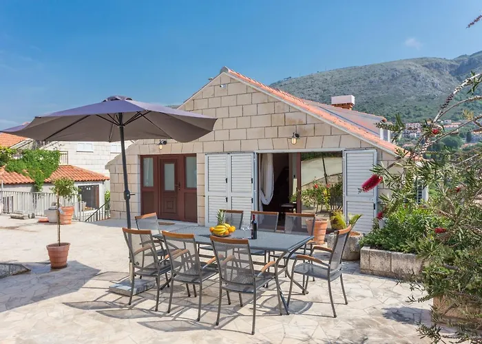 Three Bedroom Spacious Apartment Petrunjela